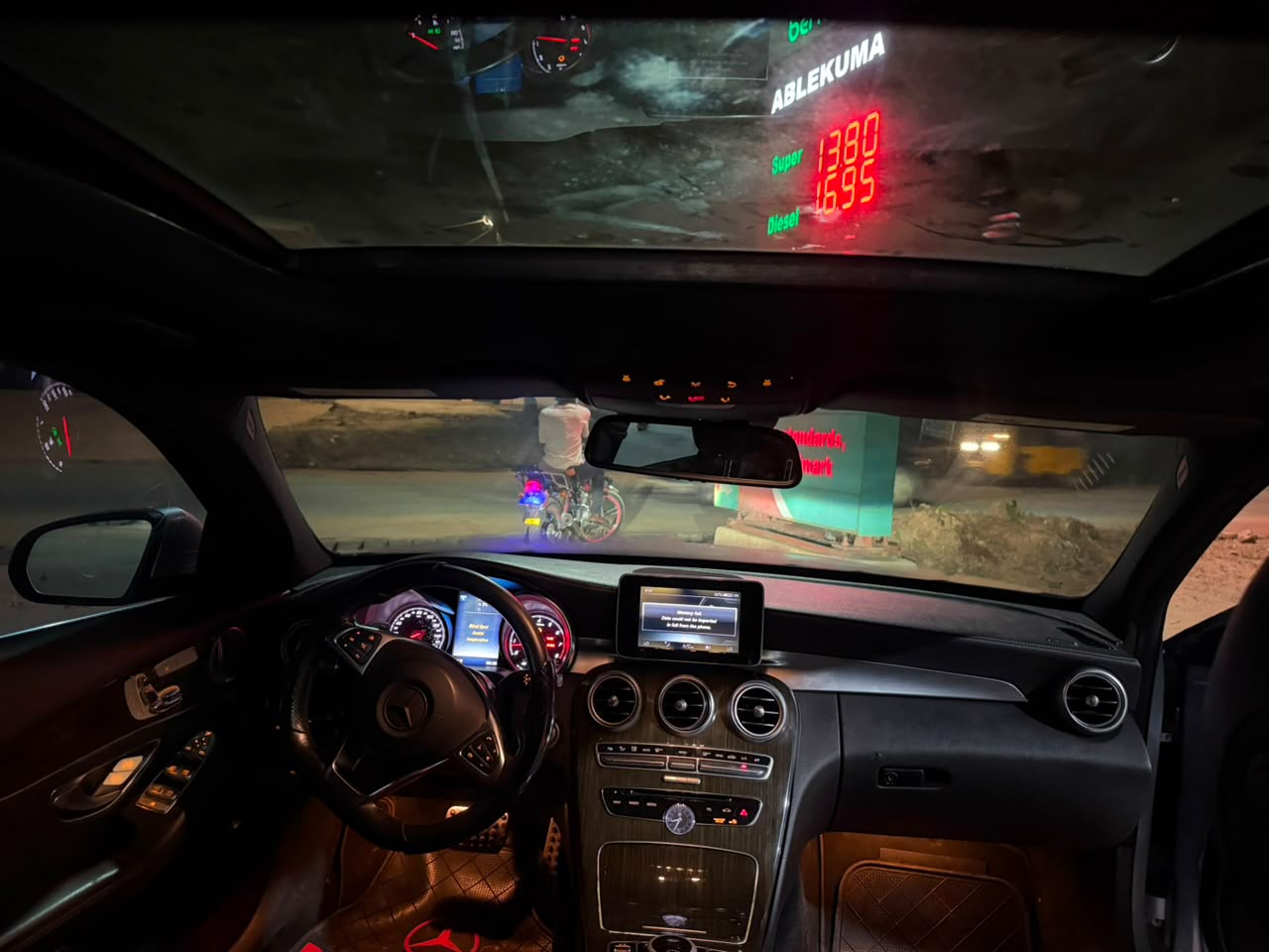 Mercedes-Benz C300 - View 3